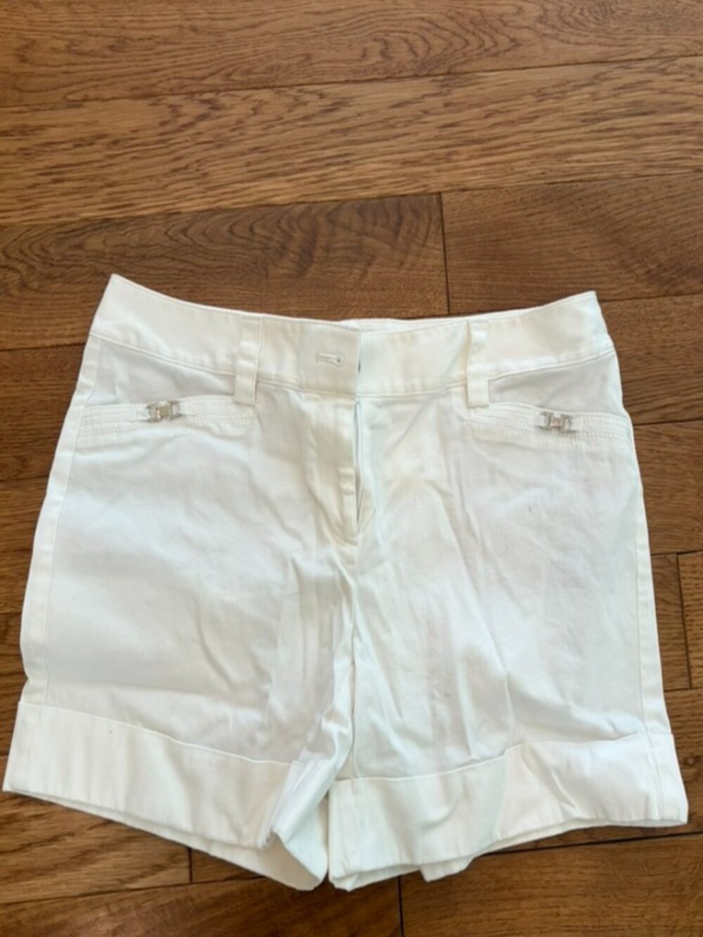White House Black Market White Stretch Shorts Size 4 Mid Rise Zip Pocket